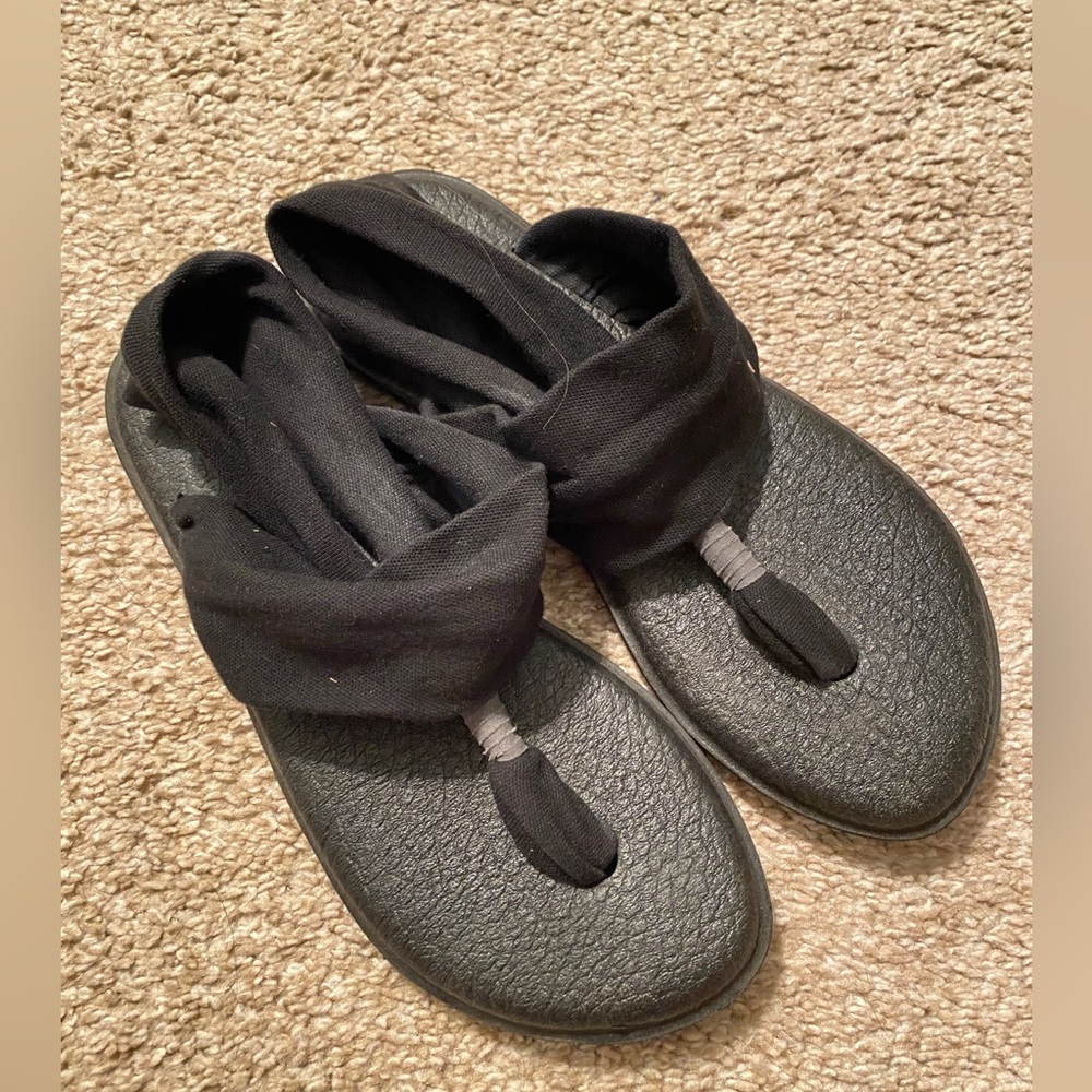 Sanuk sandals size 6